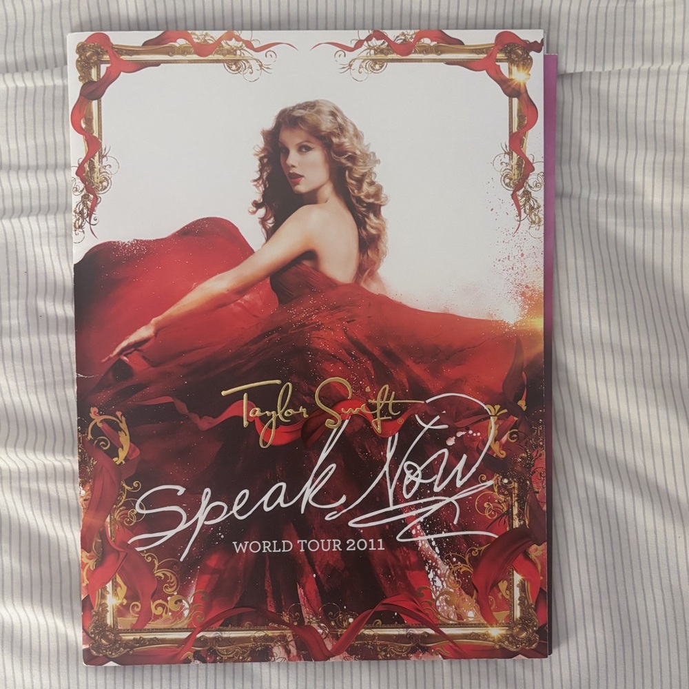 Taylor Swift Speak Now World Tour 2011 Program Book with double sided poster